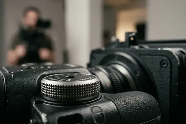 Beyond the Sensor: A Deep Dive into Modern Dynamic Range Limits vs. HDR Bracketing
